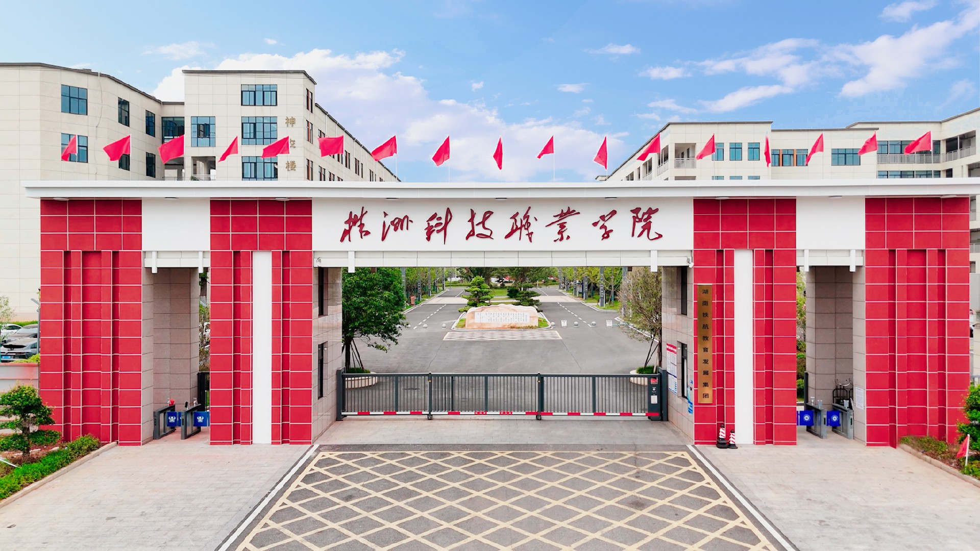 校门新.jpg