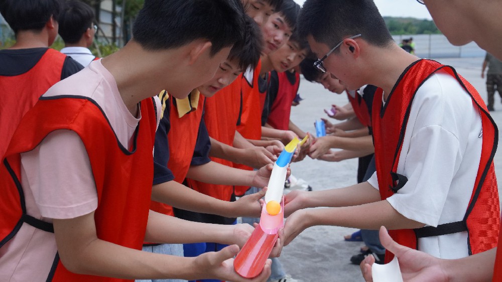 新元初绽启新程，青春向光共成长——学院开展 2025 级新生研学与班级团建活动